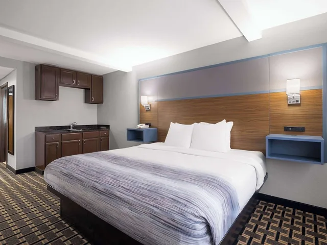 غرفة بسرير كينج، AmericInn by Wyndham Woodstock IL 4/6