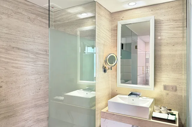 Senior, Twin Beds, Partial Ocean View، Holiday Beach Hotel Danang 8/10
