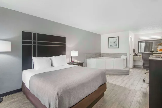 غرفة بسرير كوين، Quality Inn & Suites Hardeeville - Savannah North 3/6
