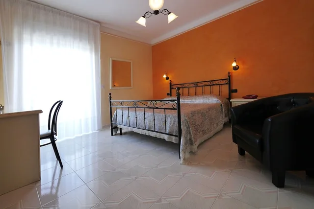 غرفة ديلوكس ثلاثية بسرير كوين وسرير فردي بإطلالة على البحر بشرفة، Mediterraneo Hotel 1/3