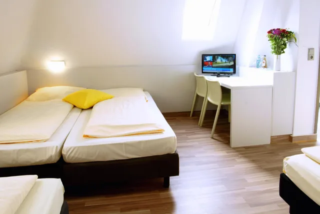 غرفة قياسية ثلاثية بثلاثة أسرّة، Colour Hotel 2/2