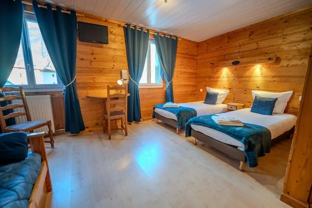 Superior, Twin Beds, 2 Trundle Beds، Hôtel Du Centre 1/6