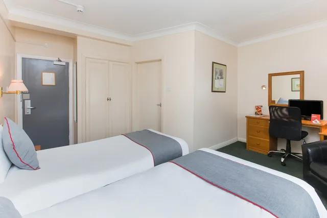 غرفة قياسية بسريرين منفصلين بإطلالة، Oyo Stade Court Hotel 4/6