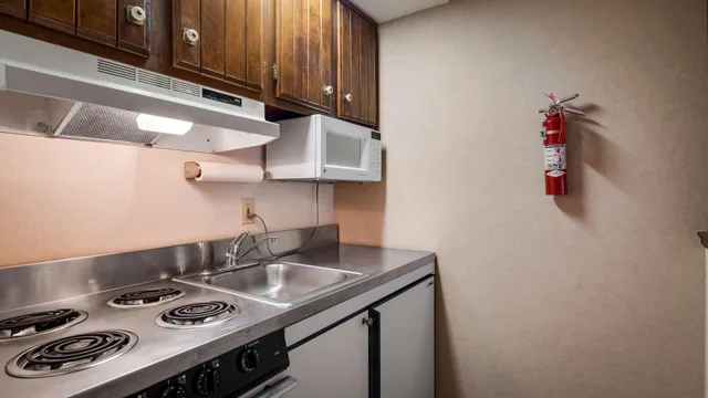 جناح بسرير كوين، Best Western Plus Morristown Inn 5/6
