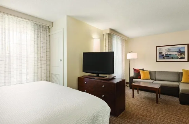 جناح بسرير كينج بغرفة نوم واحدة مع أريكة، Residence Inn by Marriott Newport/Middletown 2/3