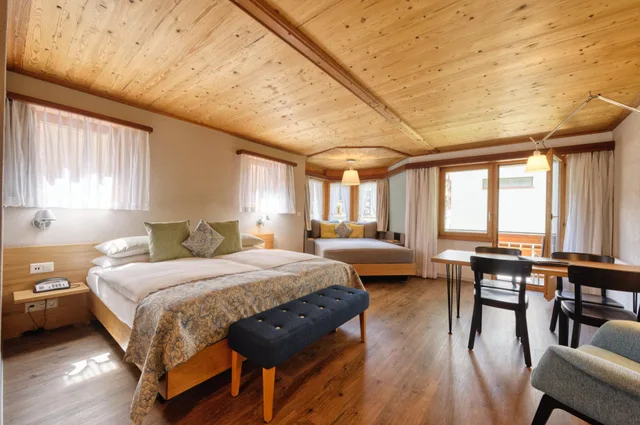 جناح جونيور ركني، Hotel Simi 1/1