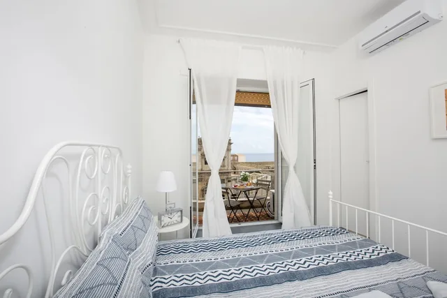 غرفة بسرير كوين بإطلالة على البحر، Maison Ortigia 3/7