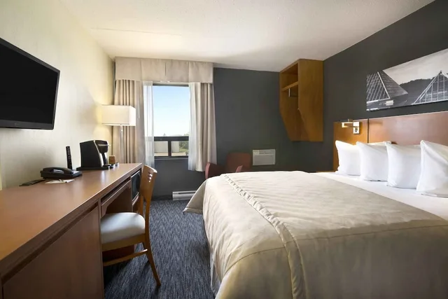 غرفة ديلوكس بسرير كوين، Travelodge by Wyndham Edmonton West 2/4