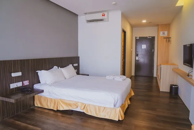 غرفة ديلوكس بسرير كوين، Roxy Hotel Serian 3/10
