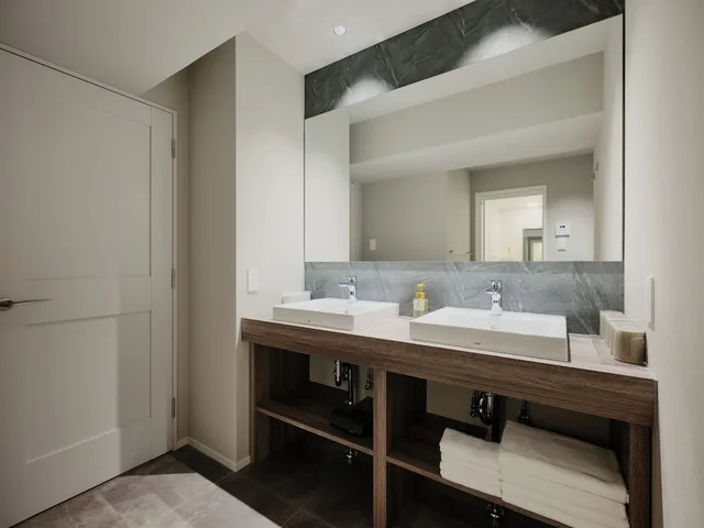 جناح ياباني بسريرين مزدوجين وفرشتي فوتون بشرفة بغرفة نوم واحدة مع أريكة، MONday Apart Premium Asakusa 9/10