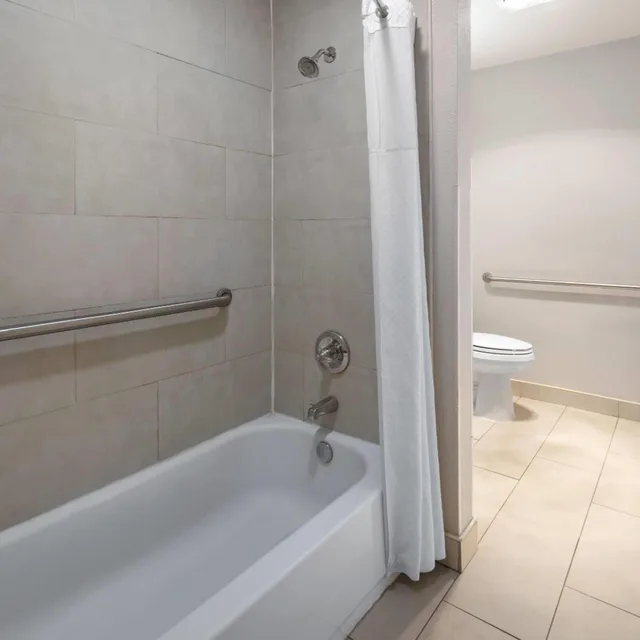 غرفة بسرير كوين بحوض استحمام لذوي الإعاقة، Microtel Inn Suites By Wyndham Albany Airport 3/5