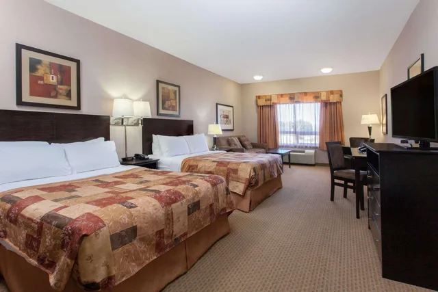 غرفة قياسية بسريرين كوين مع أريكة، Ramada By Wyndham Brooks 1/1
