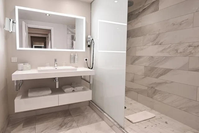 جناح بسرير كينج مع أريكة، Hôtel Tsanteleina 7/8
