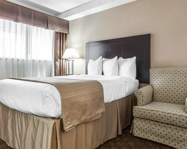 غرفة بسرير مزدوج، Quality Inn & Suites Coliseum 2/2