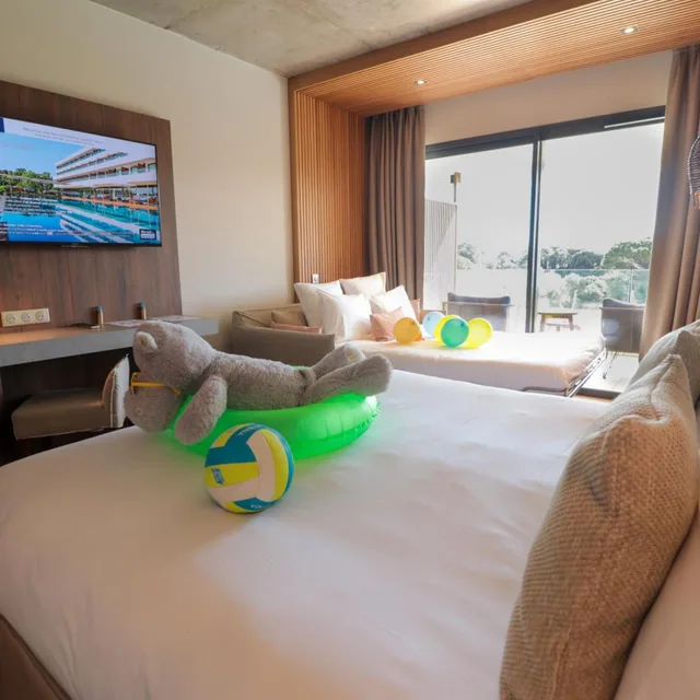 غرفة ديلوكس بسرير كينج بإطلالة على البحر مع أريكة، Golden Tulip Porto Vecchio 5/9