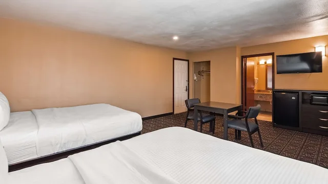 Suite, 3 Queen Beds, Best Western Rambler 1/4