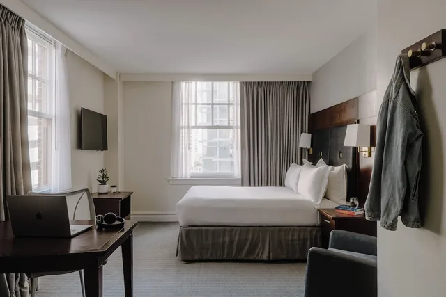 Superior, Queen Bed, Kitchenette, Club Quarters Hotel Downton Houston 2/7