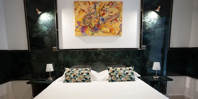 جناح جونيور بسرير كوين بحمام خاص، Hotel Napoleon 2/3