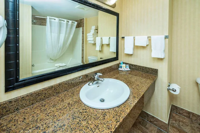 غرفة بسرير كينج وسريرين كوين، Comfort Inn And Suites Edson Yellowhead Highway 8/10