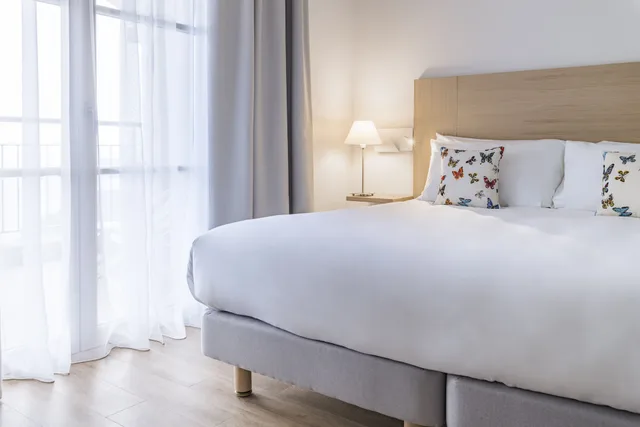 غرفة قياسية بسرير كوين بإطلالة على البحر، La Villa Douce 3/7