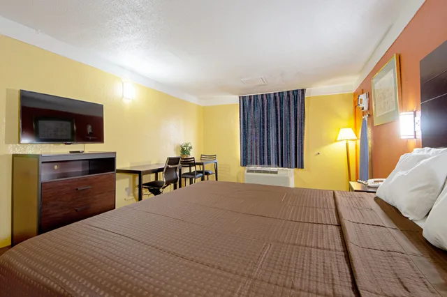 غرفة قياسية بسرير كينج للمدخنين، Economy Inn Suites 1/1