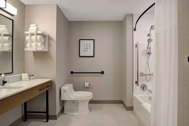 غرفة بسرير كينج لذوي الإعاقة، Hampton Inn by Hilton Montreal Downtown 3/4