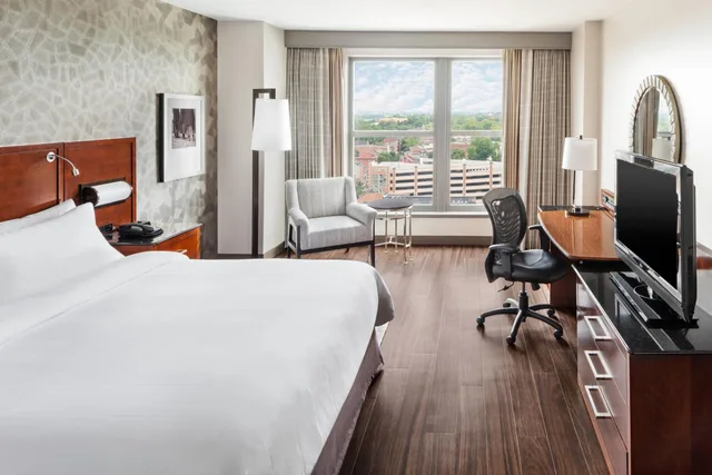 Deluxe, King Bed, City View, Lancaster Marriott at Penn Square 4/10