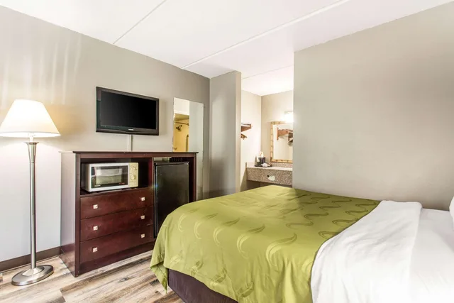 غرفة بسرير كوين للمدخنين، Quality Inn And Suites Vidalia 2/4