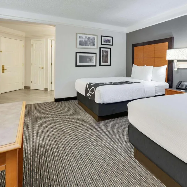 غرفة بسريرين مزدوجين بحوض استحمام لذوي الإعاقة، La Quinta Inn & Suites by Wyndham Dallas - Addison Galleria 1/9