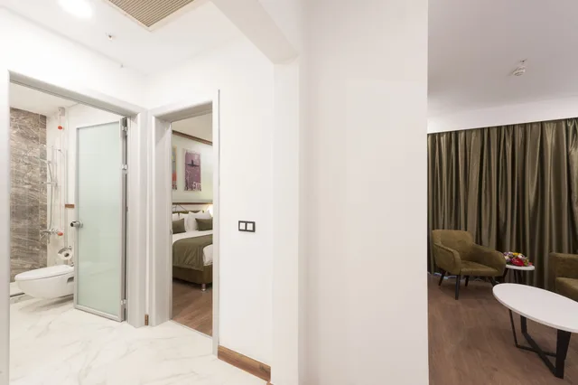 Junior Suite, King Bed, Sofa, ISG Airport Hotel 2/3