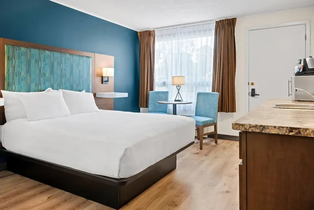 Drive Up, Queen Bed, Kitchenette، Travelodge by Wyndham Amherst 7/10