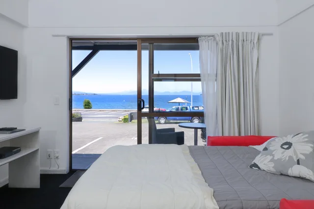 جناح سوبيريور بسرير كينج بغرفة نوم واحدة مع أريكة بجاكوزي، Gables Lakefront Motel 1/7