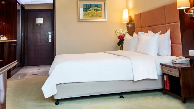 جناح، Holiday Inn Donghua 3/6