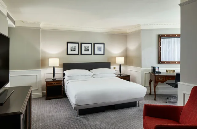 جناح جونيور، The Dilly Hotel 2/3