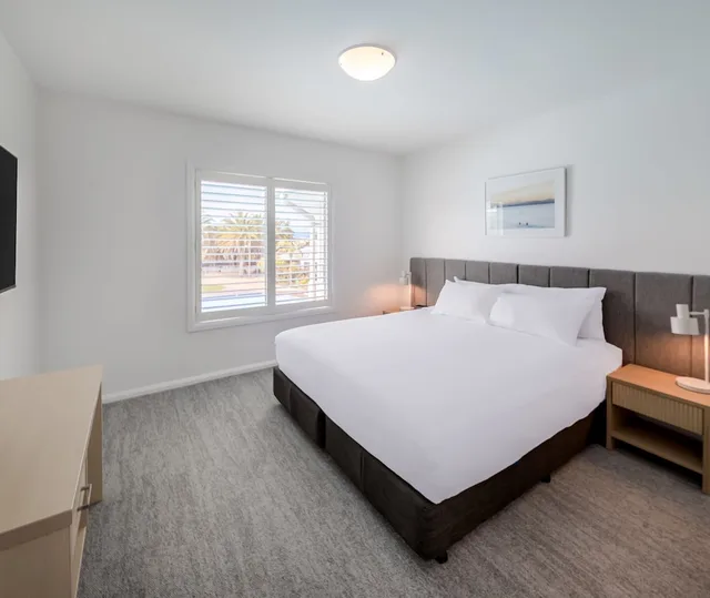 1 Bedroom, Lagoon, King Bed، Oaks Port Stephens Pacific Blue Resort 1/4