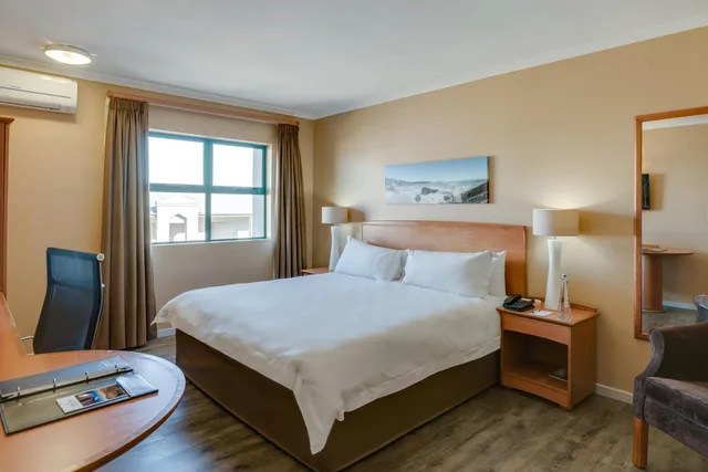 غرفة بسرير كينج، Protea Hotel by Marriott Cape Town Tyger Valley 3/20