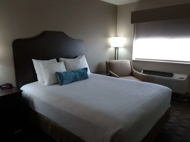 غرفة قياسية بسرير كينج، Best Western Timberridge Inn 2/4