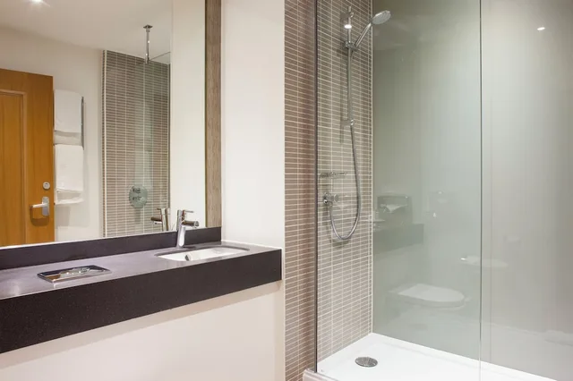 غرفة قياسية بسرير كوين مع أريكة، Holiday Inn Leamington Spa - Warwick, an IHG Hotel 8/8