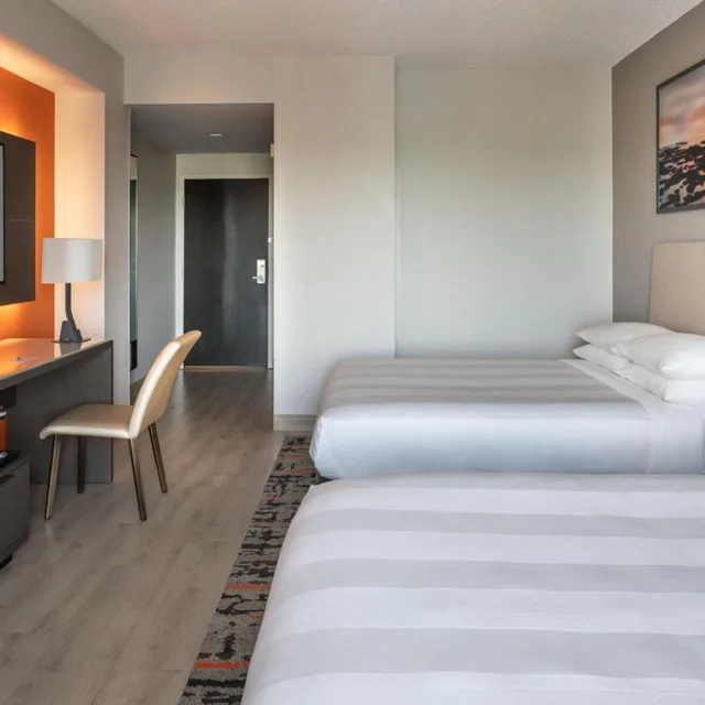 غرفة قياسية بسريرين كوين بحوض استحمام لذوي الإعاقة، Fort Lauderdale Marriott Coral Springs Hotel & Convention Center 1/10