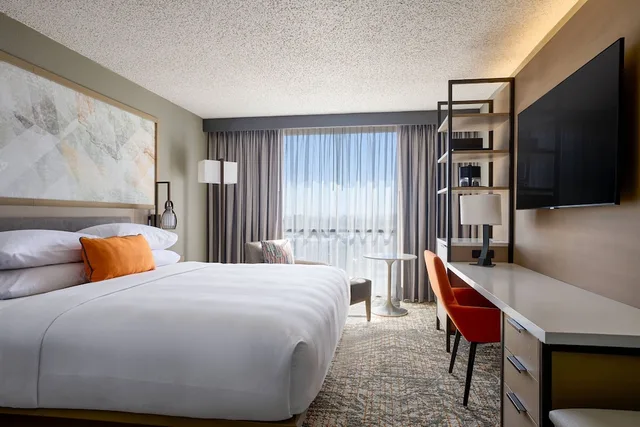 Room, King Bed, Pool View, Patio, El Paso Marriott 4/10