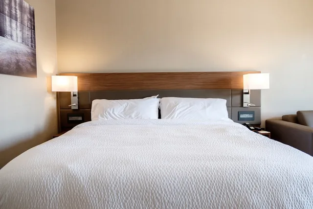 غرفة بسرير كينج بإطلالة على النهر لذوي الإعاقة، AC HOTEL CINCINNATI AT THE BANKS 2/3