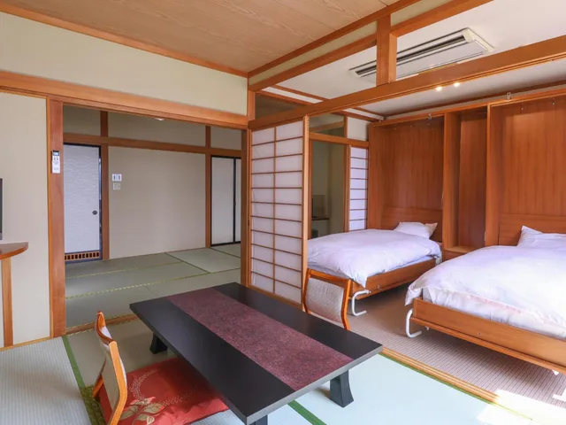 غرفة يابانية بسريرين منفصلين بإطلالة على البحيرة في الطابق العلوي، HOTEL KORYU 2/3