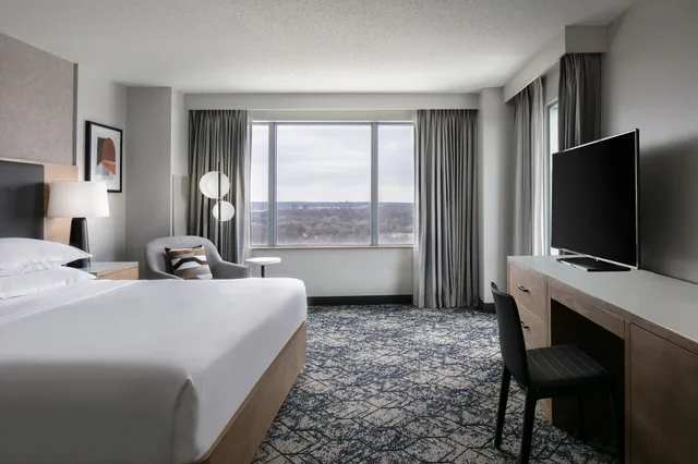 غرفة كلوب ركنية بسرير كينج، SHERATON OVERLAND PARK HOTEL AT THE CONVENTION CENTER 5/10