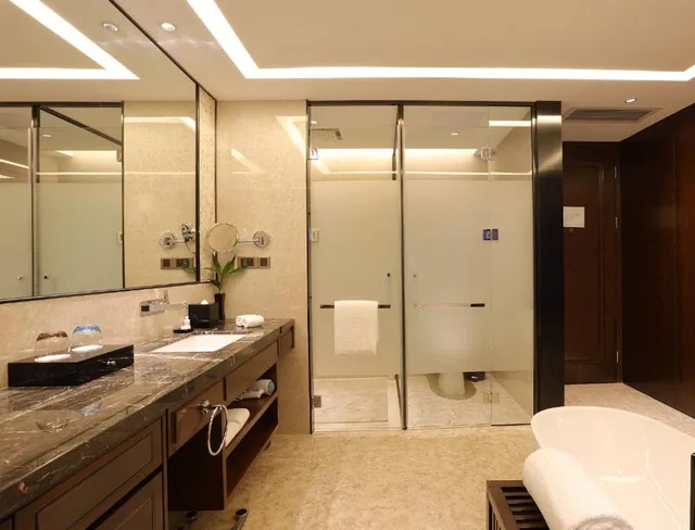 غرفة تنفيذية بسريرين منفصلين بإطلالة على البحيرة للمدخنين، Ramada by Wyndham Huizhou South 3/3