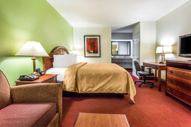غرفة قياسية مفردة بسرير كينج مع أريكة، Quality Inn Walterboro I-95 4/6