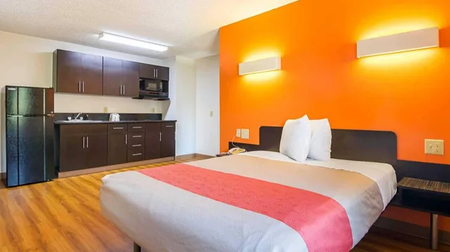 1 Queen Bed - Mobil Access Tub Nsmk Kitchen، Motel6 Jonesboro, GA 6/10