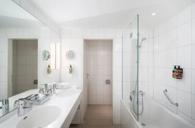 Junior Suite, King Bed, elaya Hotel Stuttgart Ludwigsburg, Trademark by Wyndham 2/2
