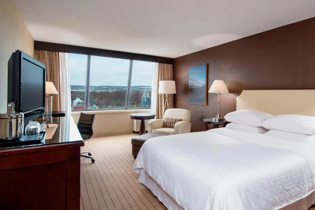 غرفة كبيرة بسرير كينج وسرير كوين بإطلالة على المدينة مع دخول صالة النادي، Sheraton Hotel Newfoundland 1/10