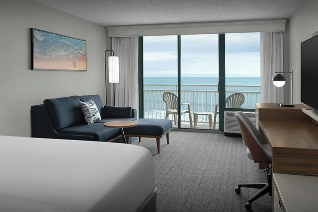 غرفة ديلوكس بسرير كينج مع أريكة في طابق مرتفع، Courtyard Virginia Beach Oceanfront South 2/2