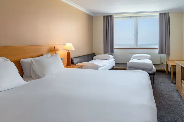 غرفة عائلية بسريرين مزدوجين بإطلالة على البحر مع أريكة، Grand Hotel Blackpool 1/5